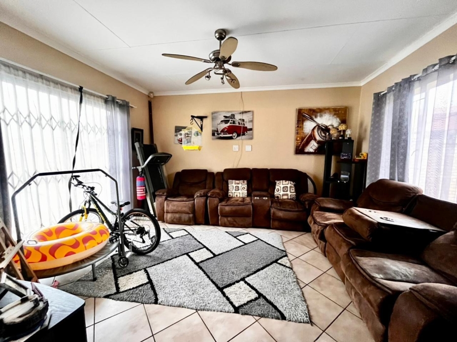 5 Bedroom Property for Sale in Waterval East North West
